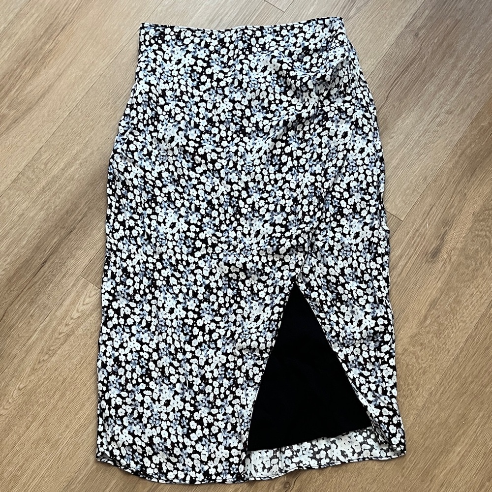 Abercrombie & Fitch Black and White Floral Pencil Skirt